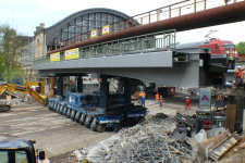 SARENS SPMT montiert Eisenbahnbrcke am Dammtor, April 2012