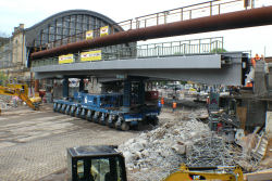 Sarens, Einfahren eines 260 t schweren berbaus am Dammtorbahnhof  April 2012