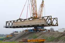 Sarens TC 2800-1, Hub einer 160 t Hilfsbrcke in Sprtze, November 2017