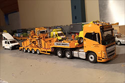 Franz Bracht KG Volvo FH 05 500 6x4 mit 4achs Tieflader und Kranzubehr