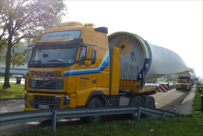 Prangl, Volvo FH 03 mit Rotorblatttransport, Rasthof Buddikate, Sommer 2014