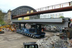 Sarens SPMTs, Einfahren eines 260 t schweren berbaus am Dammtorbahnhof  , April 2012