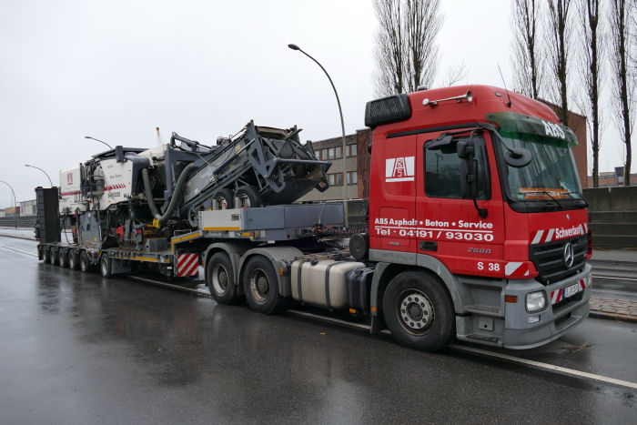 ABS, MB 2660 Actros MP 2 mit Asphaltfr�sentransport, Am Saalehafen, Hamburg, 2017