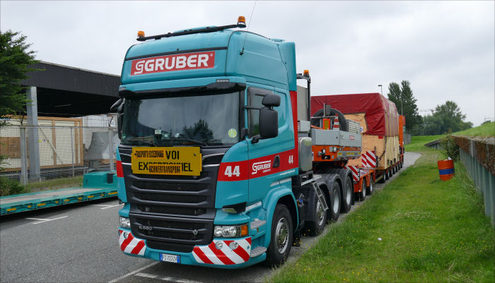 Gruber, Scania R 580 8x4 mit Maschinenkiste, Wallmannkai Hamburg,  Sommer 2017