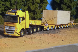 Stange Schwertransporte Volvo FH 05 750 mit Broshuis 3-7 Semitieflader und Maschinenkiste